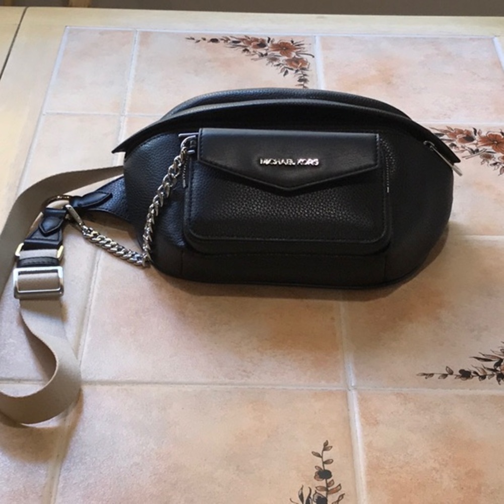 Michael Kors sling pack